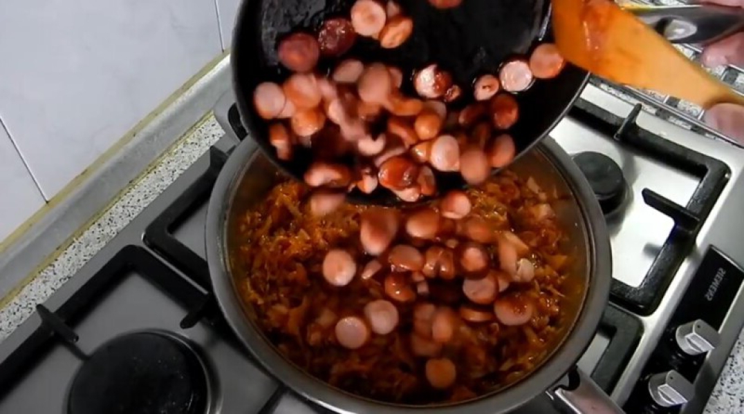 Капуста тушкована на сковороді 7 рецептів з покроковими фото. Класичні рецепти тушкованої капусти bb25fdb44f1c3910c3ccb0cf841e7042 Капуста тушкована на сковороді 7 рецептів з покроковими фото. Класичні рецепти тушкованої капусти
