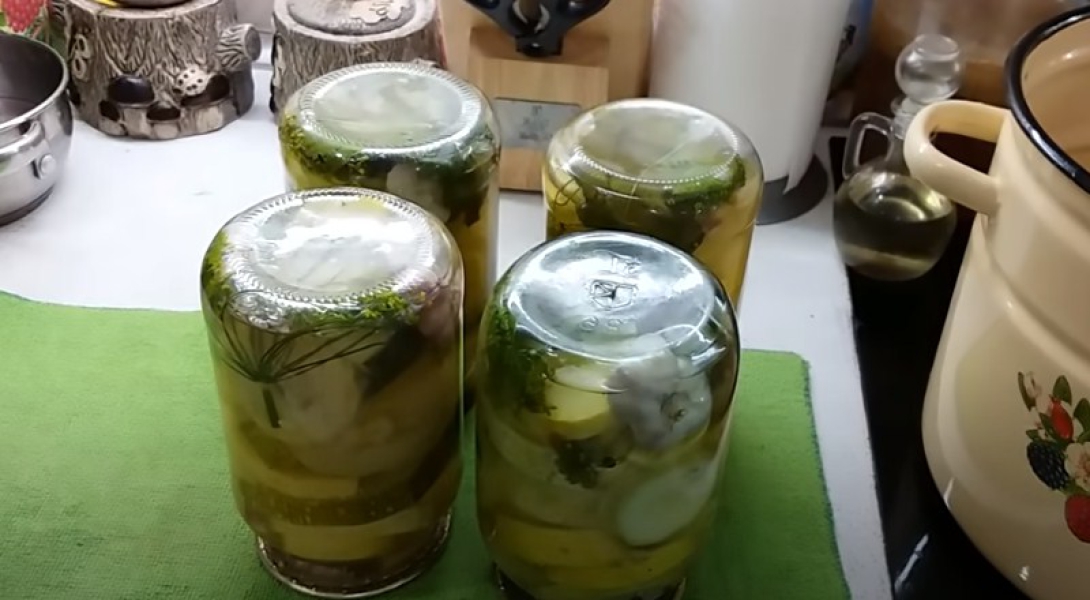 Мариновані хрусткі кабачки на зиму в банках 6 смачних рецептів з покроковими фото bc619637cadff47dc621d209482595f6 Мариновані хрусткі кабачки на зиму в банках 6 смачних рецептів з покроковими фото