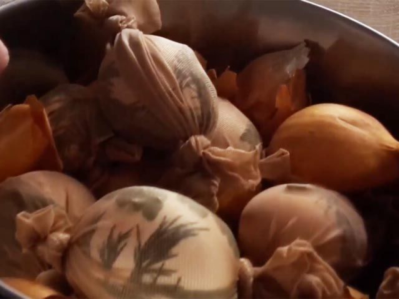 Як красиво пофарбувати яйця лушпинням цибулі, з покроковими фото bd1dd1a0889e55dc3ebcbb2d39b2a331 Як красиво пофарбувати яйця лушпинням цибулі, з покроковими фото
