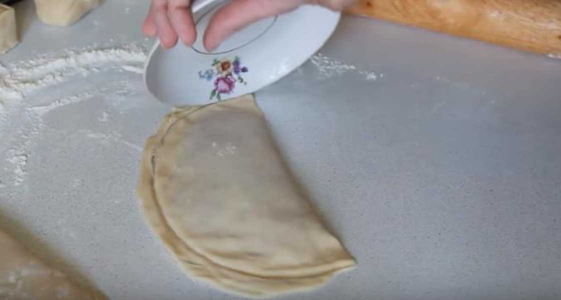 Домашні чебуреки з мясом на сковороді 5 рецептів, соковитих і хрустких чебуреків, з покроковими фото c4eeb014f929ae80ba3a0549df758964 Домашні чебуреки з мясом на сковороді 5 рецептів, соковитих і хрустких чебуреків, з покроковими фото