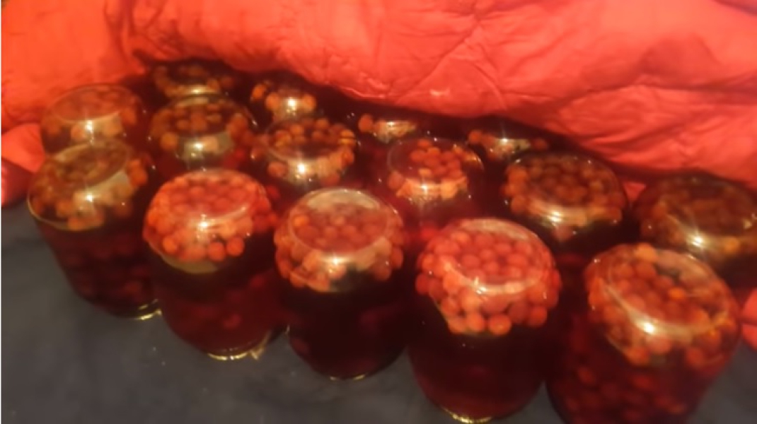 Компот з черешні на зиму 7 простих рецептів на 3 літрову банку, з покроковими фото c52baf5e4971171a430e1225a04d5ed4 Компот з черешні на зиму 7 простих рецептів на 3 літрову банку, з покроковими фото