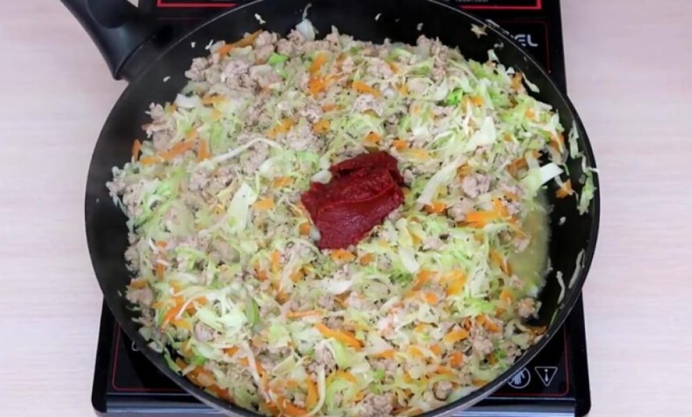 Капуста тушкована на сковороді 7 рецептів з покроковими фото. Класичні рецепти тушкованої капусти c9424b6297abf9049ee955409050b756 Капуста тушкована на сковороді 7 рецептів з покроковими фото. Класичні рецепти тушкованої капусти
