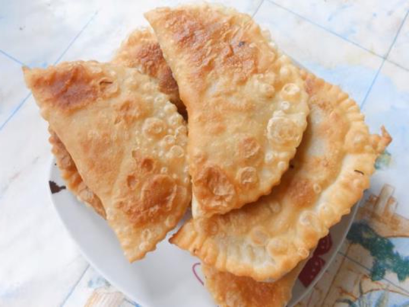 Домашні чебуреки з мясом на сковороді 5 рецептів, соковитих і хрустких чебуреків, з покроковими фото cc392944bd8688600d33691dd9816be9 Домашні чебуреки з мясом на сковороді 5 рецептів, соковитих і хрустких чебуреків, з покроковими фото