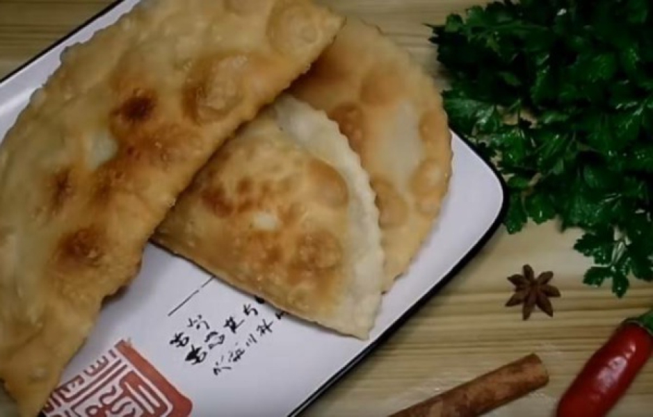 Як приготувати чебуреки з мясом у домашніх умовах 6 рецептів смачних чебуреків, з покроковими фото cca330397e09a312b786423be0980e14 Як приготувати чебуреки з мясом у домашніх умовах 6 рецептів смачних чебуреків, з покроковими фото