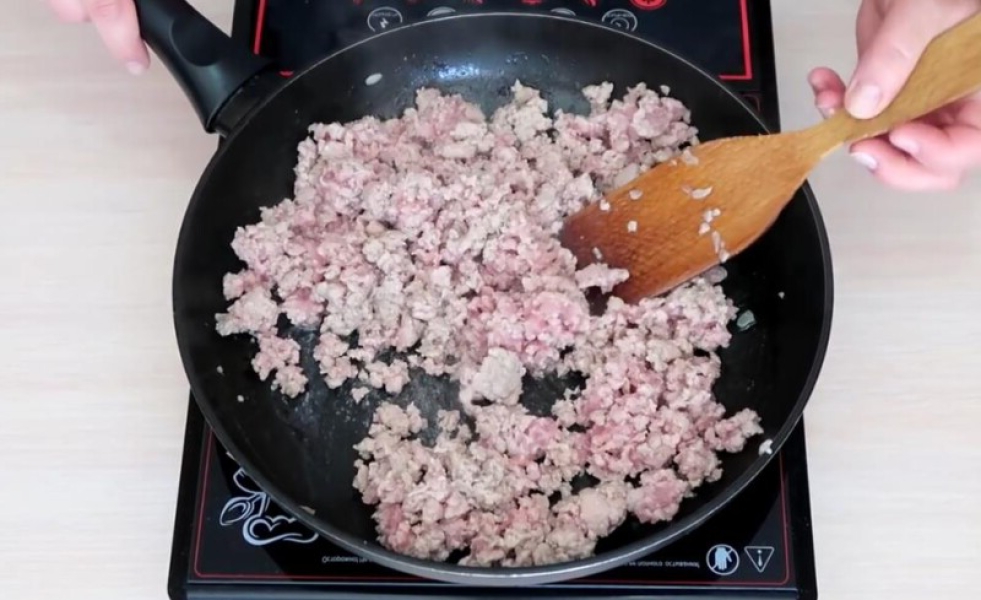 Капуста тушкована на сковороді 7 рецептів з покроковими фото. Класичні рецепти тушкованої капусти d3eb7697490d7232fde7e976144ffc5b Капуста тушкована на сковороді 7 рецептів з покроковими фото. Класичні рецепти тушкованої капусти