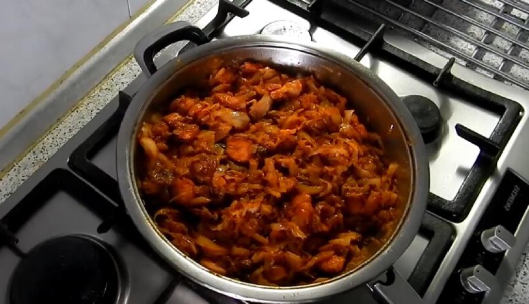 Капуста тушкована на сковороді 7 рецептів з покроковими фото. Класичні рецепти тушкованої капусти ea48fdb55584ca471bbd8000d14a5355 Капуста тушкована на сковороді 7 рецептів з покроковими фото. Класичні рецепти тушкованої капусти