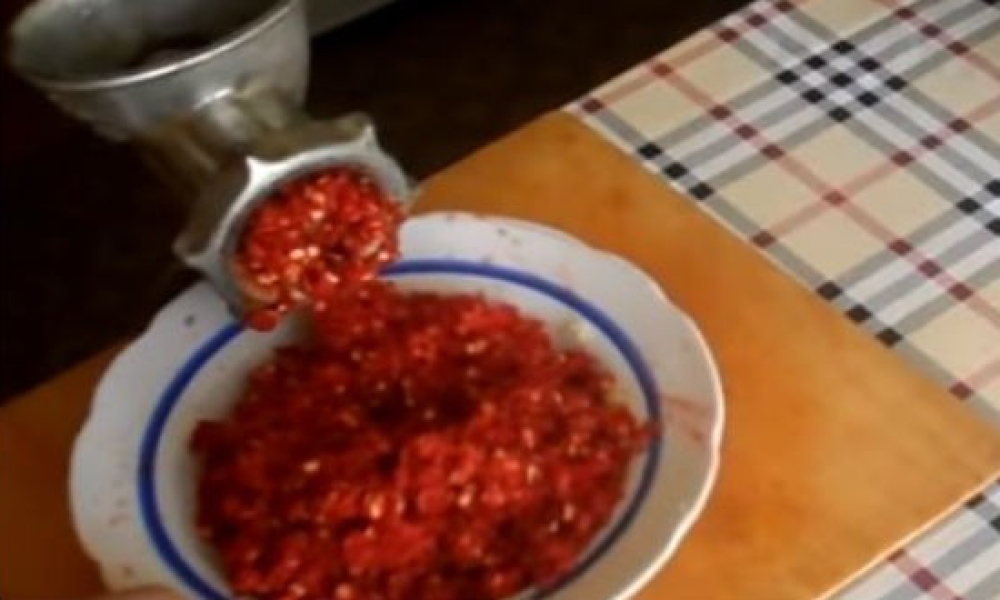 Аджика на зиму класичний рецепт з помідорів та часнику, з покроковими фото ee907bebe9687776e7c0269a052e0d67 Аджика на зиму класичний рецепт з помідорів та часнику, з покроковими фото