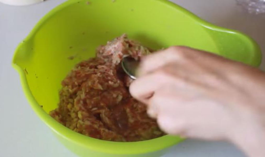 Домашні чебуреки з мясом на сковороді 5 рецептів, соковитих і хрустких чебуреків, з покроковими фото fb4a7789dc059b8f0781b476752194fa Домашні чебуреки з мясом на сковороді 5 рецептів, соковитих і хрустких чебуреків, з покроковими фото