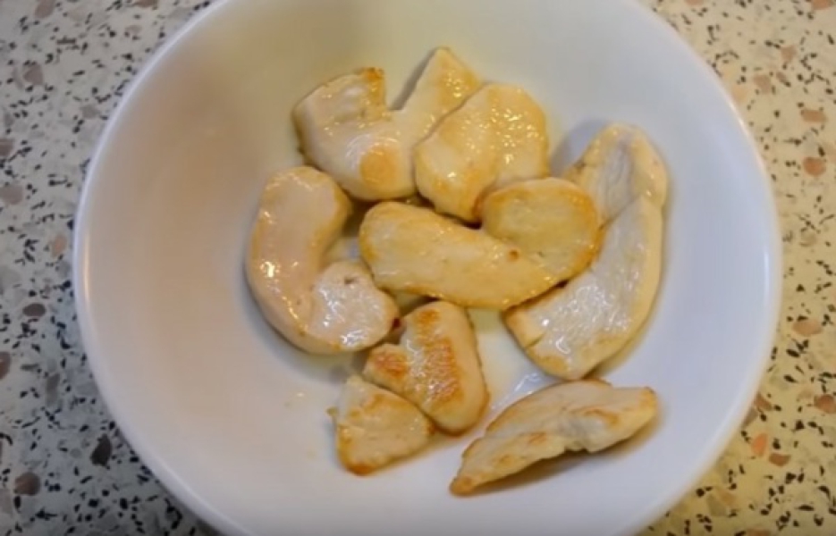 Салат Цезар з куркою 5 класичних рецептів, з покроковими фото fd26b415746017b6a72449a1c4ad3e33 Салат Цезар з куркою 5 класичних рецептів, з покроковими фото