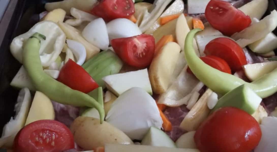 Свинина в духовці 8 простих та смачних рецептів запеченого мяса, з покроковими фото 26d368298e832b4d02f48ec59a24364d Свинина в духовці 8 простих та смачних рецептів запеченого мяса, з покроковими фото