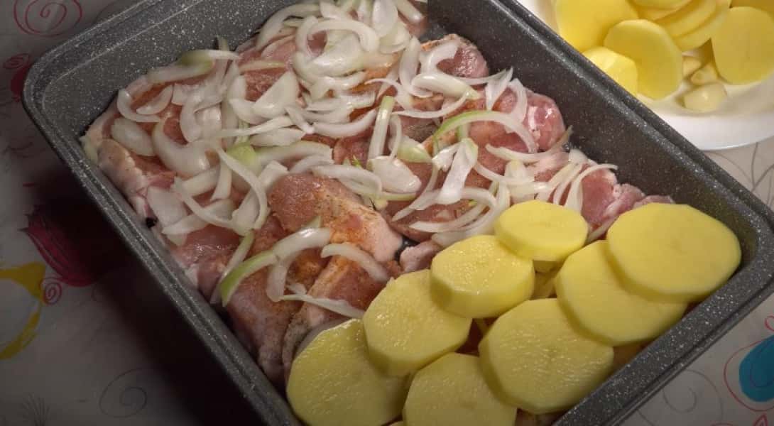 Свинина в духовці 8 простих та смачних рецептів запеченого мяса, з покроковими фото 96a59290ecea611c8574ee82dec736a3 Свинина в духовці 8 простих та смачних рецептів запеченого мяса, з покроковими фото