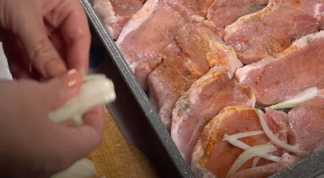 Свинина в духовці 8 простих та смачних рецептів запеченого мяса, з покроковими фото a859f2f9c755f5be924c5cb91b64d1e7 Свинина в духовці 8 простих та смачних рецептів запеченого мяса, з покроковими фото