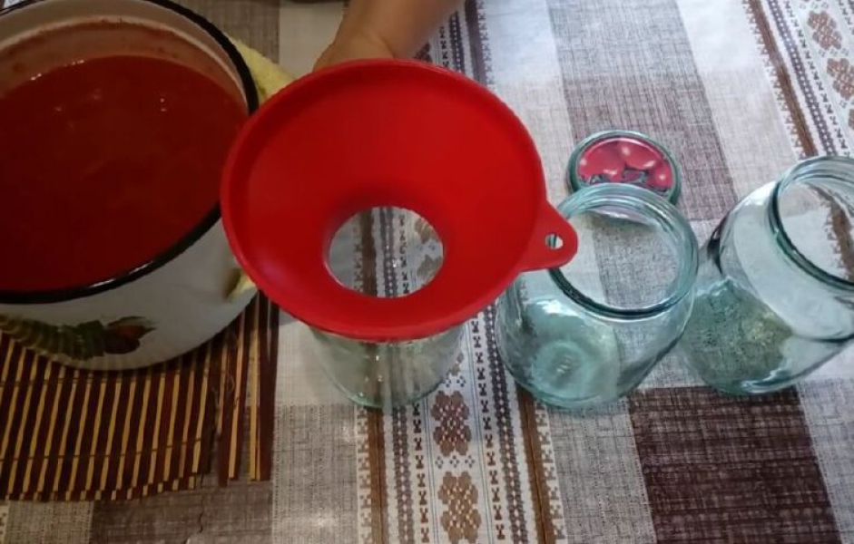 Томатний Морс сік на зиму через мясорубку рецепт, з покроковими фото 1b306c8663cb28500bb9144ec5e9dc78 Томатний Морс сік на зиму через мясорубку рецепт, з покроковими фото