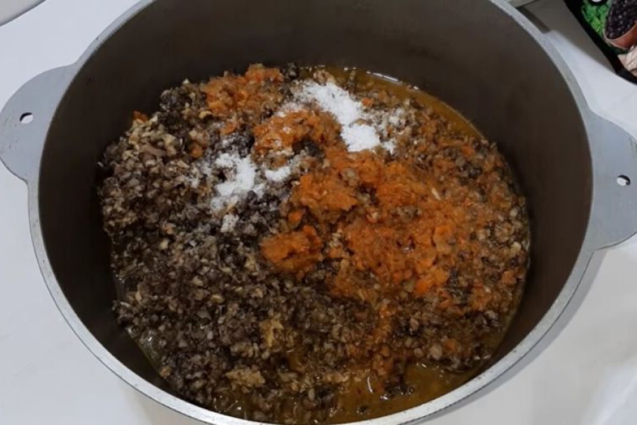 Грибна ікра з опеньків на зиму через мясорубку з морквою і цибулею, з покроковими фото 23adcddf53a031877df711236a933d7b Грибна ікра з опеньків на зиму через мясорубку з морквою і цибулею, з покроковими фото
