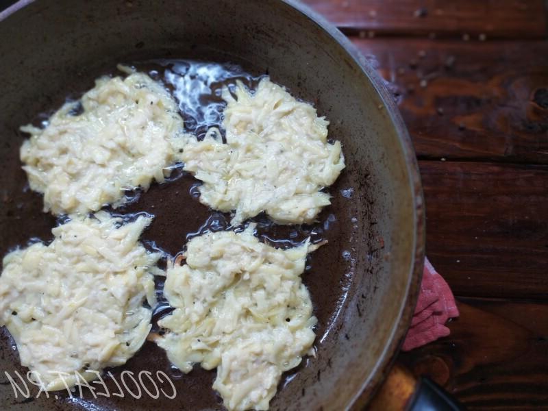 Картопляні деруни класичний рецепт, з покроковими фото 7742d569deddbf95e48d8902d01ddee2 Картопляні деруни класичний рецепт, з покроковими фото