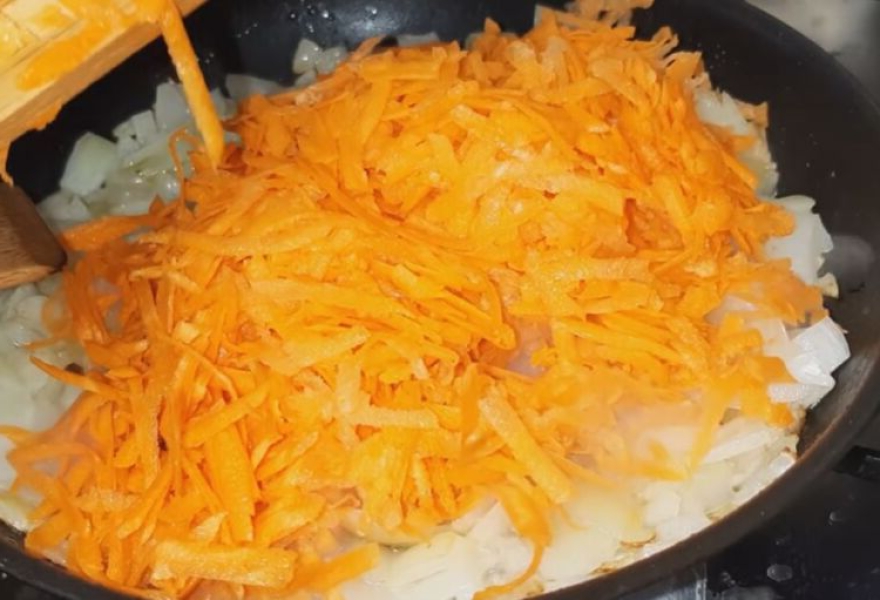 Грибна ікра з опеньків на зиму через мясорубку з морквою і цибулею, з покроковими фото 77fcb659e31b593c71ee5f1360f5afe3 Грибна ікра з опеньків на зиму через мясорубку з морквою і цибулею, з покроковими фото