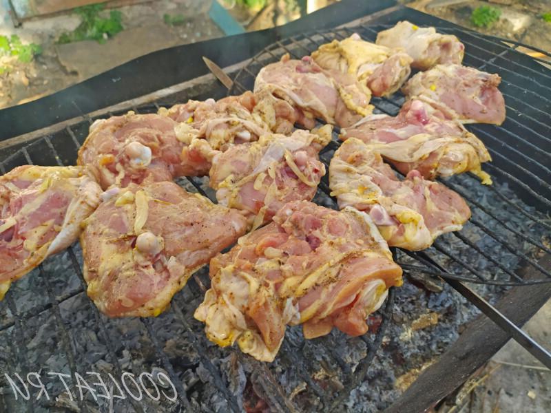 Шашлик з курячих стегон + рецепт маринаду, з покроковими фото cf2eef3f2c5b436d1000b65ad7e8e734 Шашлик з курячих стегон + рецепт маринаду, з покроковими фото
