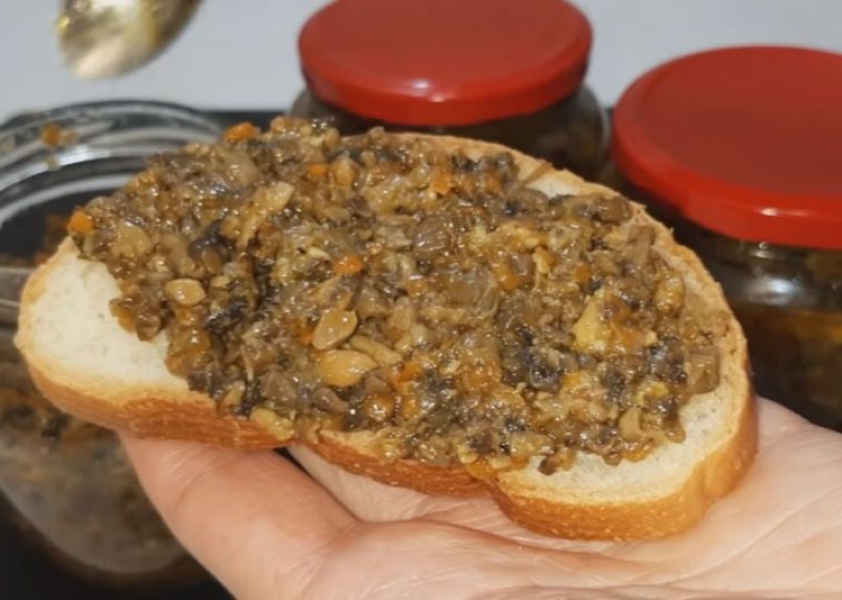 Грибна ікра з опеньків на зиму через мясорубку з морквою і цибулею, з покроковими фото e679aae16003d586db123ce011119e86 Грибна ікра з опеньків на зиму через мясорубку з морквою і цибулею, з покроковими фото
