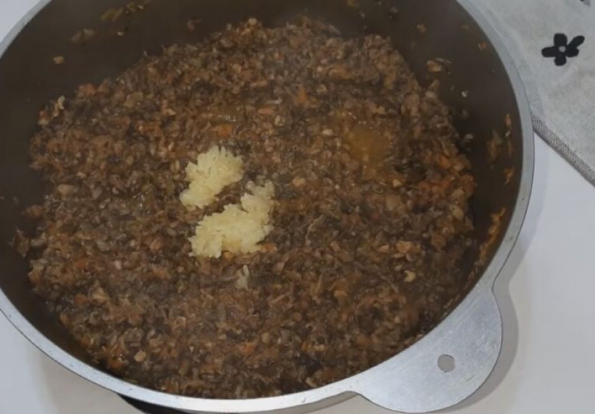 Грибна ікра з опеньків на зиму через мясорубку з морквою і цибулею, з покроковими фото f5b0ddc78317c18ab86b3468363e93f0 Грибна ікра з опеньків на зиму через мясорубку з морквою і цибулею, з покроковими фото
